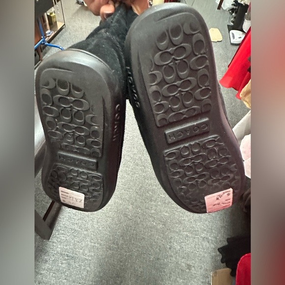 Size 7.5B black signature Coach embossed fur winter boot - Picture 4 of 4